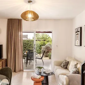 Villa Larnaca Marina, Meneou